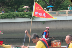 睇龙舟景，吃龙船饭！千人龙船宴房东举杯梅见酒共庆