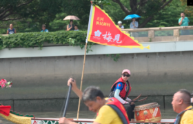 睇龙舟景，吃龙船饭！千人龙船宴房东举杯梅见酒共庆